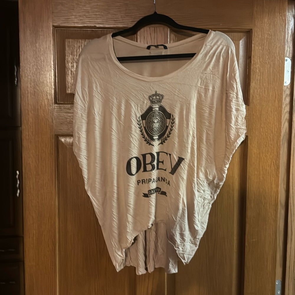 Cute flowy Obey short sleeved!